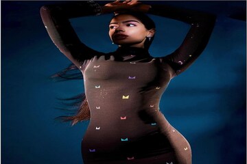 কালো বডিকন ড্রেসে বালিঘড়ির মতো ফিগার, খুশি বলে বলে গোল মারছেন দিদি জাহ্নবীকে