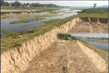 ভাঙন বিধ্বস্ত এলাকা দেখেও শিক্ষা হয়নি, এবার মহানন্দার মাটি চুরি করছে মাফিয়ারা!