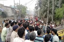 ঘুরে যেতে নারাজ, 'পুরনো লেভেল ক্রসিং'ই চালু রাখতে হবে'