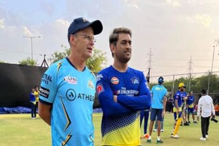 কোচ গ্যারি কার্স্টেনের সঙ্গে এম এস ধোনি৷ 