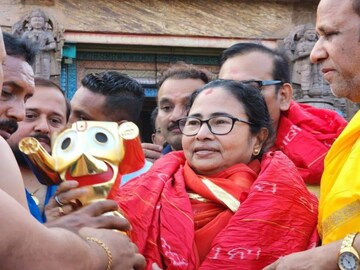 পুরীর জগন্নাথ মন্দিরে পুজো দিলেন মমতা