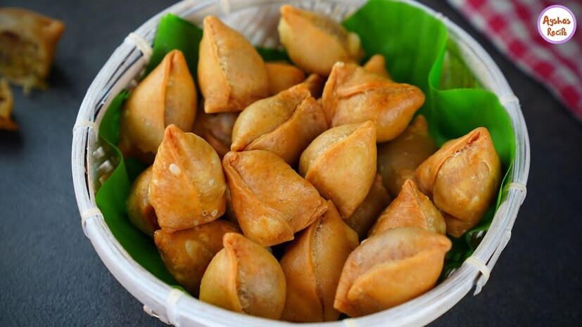 সিঙাড়া বা সামোসা কিন্তু ভারতীয় খাবার নয়! হ্যাঁ, আপনি ঠিকই পড়েছেন, সামোসা আসলে ভারতের খাবারই নয়। আপনি এটি পড়ে হতাশ হবেন তবে জানিয়ে রাখি যে আপনার প্রিয় শিঙাড়া নামক খাবারটির শিকড় ১০ শতক প্রাচীন। এই খাবারটি আসলে মূলত জনপ্রিয় ছিল মধ্যপ্রাচ্যে। সেখানে এটি 'সামসা' নামে পরিচিত ছিল। ইরান, মধ্যপ্রাচ্য অঞ্চলে দারুণ পছন্দের ছিল এই স্নাক্সটি। সে সময় মাংসের পুর ভরে তৈরি করা হত এটি।