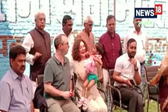 মা-বাবাকে পেল প্রিয়াঙ্কা