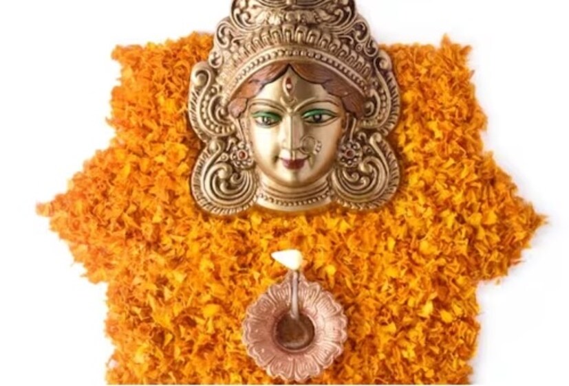 পূজা পদ্ধতি কী?- জ্যোতিষাচার্য কল্কি রাম পরামর্শ দিয়েছেন যে, সকালে ব্রাহ্মমুহুর্তে স্নান এবং ধ্যান করতে হবে। এর পর বিধি-নিয়ম মেনে মা কাত্যায়ণীর পূজা করার জন্য প্রদীপ জ্বালাতে হবে। দেবীর উদ্দেশ্যে হলুদ নিবেদন করতে হবে। নিজের মনের বাসনা পূরণ করার জন্য মন্ত্র পাঠ করতে হবে এবং মাতা কাত্যায়ণীর কাছে প্রার্থনা করতে হবে।