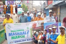 ইংরেজবাজারকে পরিচ্ছন্ন রাখতে মোমবাতি হাতে শপথ নেওয়ালেন কৃষ্ণেন্দু