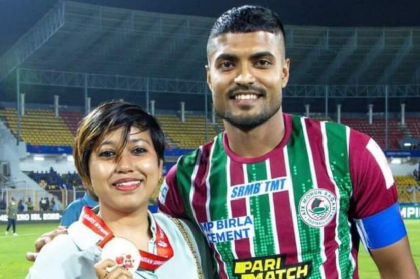 এছাড়া প্রীতম কোচালের গোল্ড মেডেল গলায় পরে প্রীতমের পাশে দাঁড়িয়েও ছবি তোলেন সোনেলা পাল।