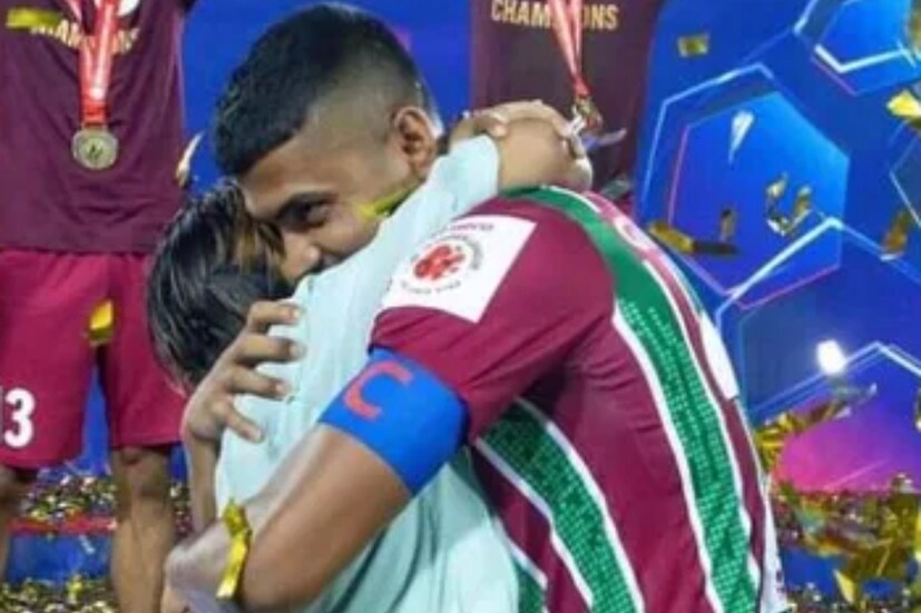 প্রীতম কোটালকে ফতোরদা স্টেডিয়ামে বান্ধবী সোনেলা পালের সঙ্গে আলিঙ্গনরত অবস্থায় দেখা যায়।