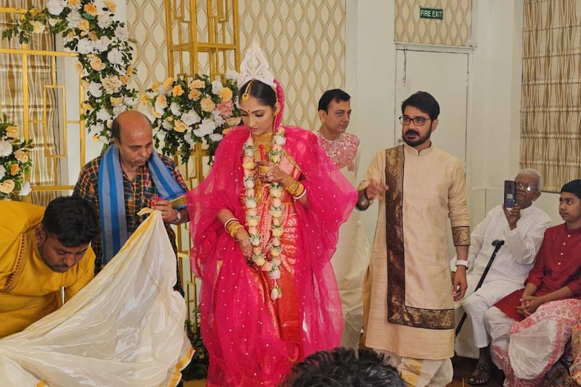 গায়ক দুর্নিবার সাহা এবং মোহর সেনের গল্পগুলো অল্প সময়ে ঘর পাতিয়ে ফেলেছে। শঙ্খ বাজিয়ে মেয়ের বিয়ে দিলেন যেন বাবা। প্রসেনজিতের ভূমিকায় মুগ্ধ গোটা নেটপাড়া। ইন্ডাস্ট্রির বুম্বাদা এবং তাঁর ছেলে মিশুক সব দিকের খেয়াল রাখলেন। সঙ্গে ছিলেন মোহরের গোটা পরিবার।