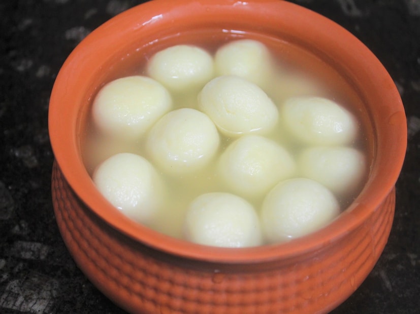 খাদ্য বিশেষজ্ঞ এবং পুষ্টি পরামর্শদাতা নীলাঞ্জনা সিং-এর মতে, রসগোল্লা ত্বকের উজ্জ্বলতা বাড়ায় এবং পেশিকেও শক্তিশালী করে। এর কারণ হল এই মিষ্টিতে ল্যাকটিক অ্যাসিড নামক উপাদান পাওয়া যায় যা শুধু ত্বকের জ্বালাপোড়া কমায় না বরং গ্লোও বাড়ায়। অর্থাৎ রসগোল্লা ত্বকে প্রাকৃতিক উজ্জ্বলতা প্রদান করতে দারুণ কার্যকরী।
