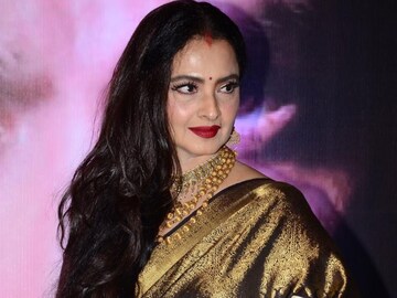 অভিনয় না করেও কীভাবে কোটি কোটি টাকা আয় করেন রেখা!  সম্পত্তির পরিমাণ কত জানেন অভিনয় না করেও কীভাবে কোটি কোটি টাকা আয় করেন রেখা!  সম্পত্তির পরিমাণ কত জানেন