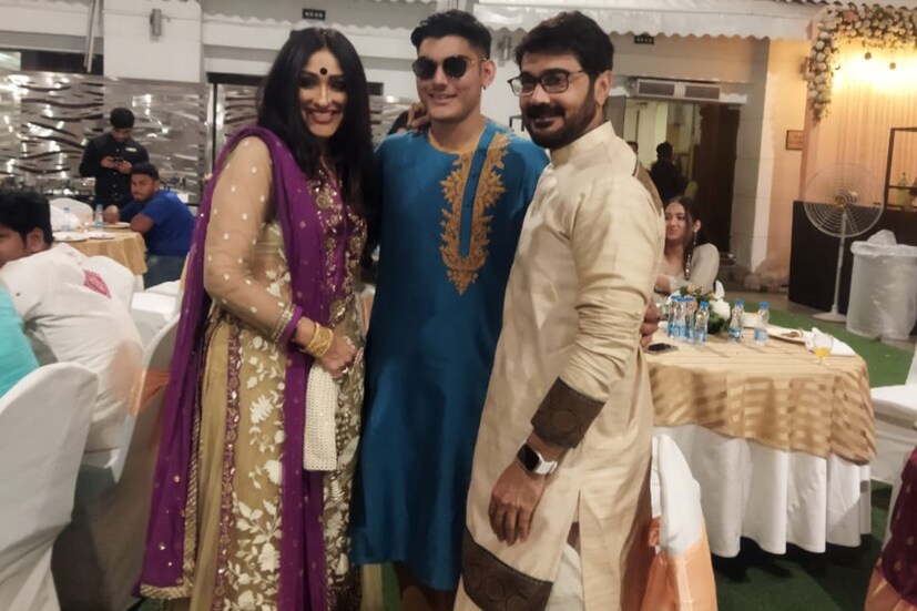 মিশুক এবং প্রসেনজিতের সঙ্গে ছবি তুললেন ঋতুপর্ণা সেনগুপ্ত। বিয়ের আচার অনুষ্ঠান শেষ হওয়ার পর পৌঁছলেন অভিনেত্রী। কিন্তু তা সত্ত্বেও তাঁর দিক থেকে চোখ সরানো যেন কঠিন। প্রসেনজিৎ-ঋতুপর্ণার উপস্থিতি এই বিয়েতে অন্য মাত্রা যোগ করল।
