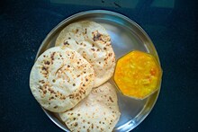 একসঙ্গে ৩টি রুটি কখনও দেবেন না থালায়! মহা বিপদ এড়াতে জানুন রান্নাঘরের বাস্তু