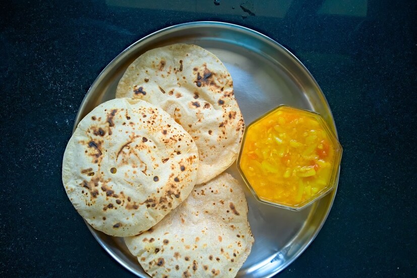 প্রাচীনকাল থেকেই বাস্তুশাস্ত্র মানুষের জীবনের সঙ্গে ওতপ্রোত ভাবে জড়িয়ে রয়েছে। তাই গুরুজনেরা সবসময় শুভ ও অশুভ দেখে কোনও কাজ শুরু করেন। রান্নাঘর আমাদের বাড়ির অন্যতম গুরুত্বপূর্ণ স্থান। তাই রান্নাঘরের বাস্তু হতে হবে নিখুঁত। 