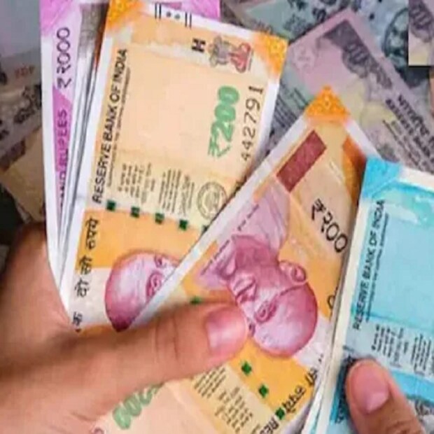 স্টেট ব্যাঙ্ক অফ ইন্ডিয়া, অ্যাক্সিস ব্যাঙ্ক, এইচডিএফসি, আইসিআইসিআই এবং কোটাক- এর মতো শীর্ষ ব্যাঙ্কগুলিতে ফিক্সড ডিপোজিটে ৩ থেকে ৬.৩৫ শতাংশ সুদ দেওয়া হয়৷ ২ বছরের মেয়াদে এসবিআই-এ ফিক্সড ডিপোজিটের উপর সুদের হার ৬.৭৫ শতাংশ, অ্যাক্সিস ব্যাঙ্কে তা ৭.২৬, এইচডিএফসি ও আইসিআইসিআই ব্যাঙ্কে ৭ এবং কোটাক ব্যাঙ্কে তা ৬.৭৫ শতাংশ।