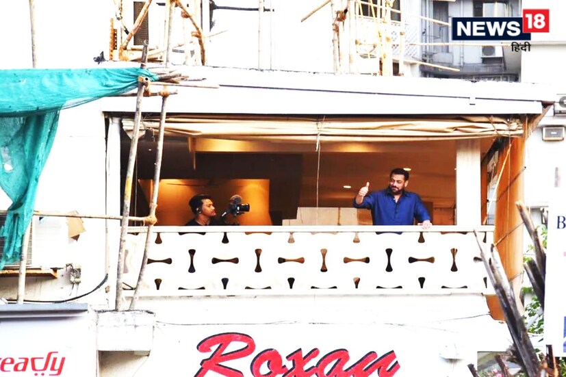 বলিউডের সুপারস্টার, 'দাবাং' হিরো সলমন খান। গত ৩৫ বছর ধরে চলচ্চিত্রে কাজ করে চলছেন দাপিয়ে। তাঁর অসাধারণ অভিনয় দক্ষতা দিয়ে দর্শকদের পাগল করে দিচ্ছেন এই অভিনেতা। 'ভাইজান' সলমন খান আজ বলিউডের এক পয়লা নম্বর সুপারস্টার, কিন্তু আজও তিনি মুম্বইতে একটি এক বেডরুমের রুমের ফ্ল্যাটে থাকেন। যদিও একটি বাংলো কেনা তার জন্য সাধারণ ব্যাপার। কিন্তু তিনি কেনেননি। কী এমন কারণ রয়েছে এর পিছনে? বলিউডের সুপারস্টার, 'দাবাং' হিরো সলমন খান। গত ৩৫ বছর ধরে চলচ্চিত্রে কাজ করে চলছেন দাপিয়ে। তাঁর অসাধারণ অভিনয় দক্ষতা দিয়ে দর্শকদের পাগল করে দিচ্ছেন এই অভিনেতা। 'ভাইজান' সলমন খান আজ বলিউডের এক পয়লা নম্বর সুপারস্টার, কিন্তু আজও তিনি মুম্বইতে একটি এক বেডরুমের রুমের ফ্ল্যাটে থাকেন। যদিও একটি বাংলো কেনা তার জন্য সাধারণ ব্যাপার। কিন্তু তিনি কেনেননি। কী এমন কারণ রয়েছে এর পিছনে?