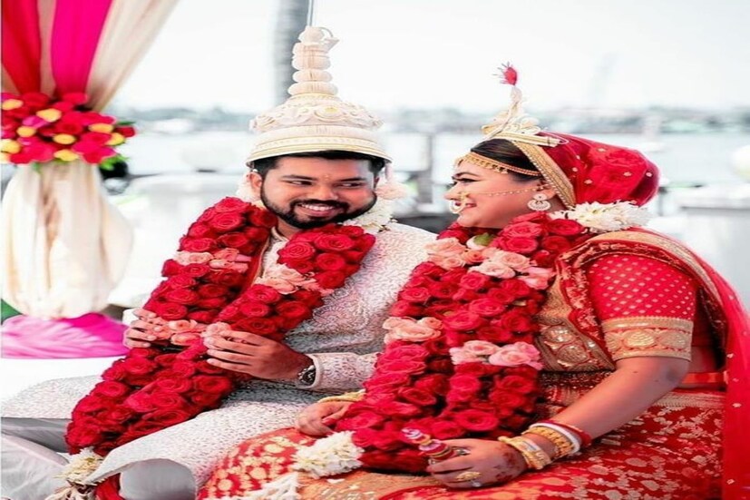 বিয়ের সম্পর্ক, বিয়ের সঠিক বয়স কোনটি, সেটা হিসেব করে বলা মুশকিল। তবে একটা বয়সের পর পরিবার থেকে বিয়ের চাপ আসতে থাকে। মেয়েদের ক্ষেত্রে এটি বেশি হলেও ছেলেরাও এই সমস্যায় ভোগে। প্রতীকী ছবি। 