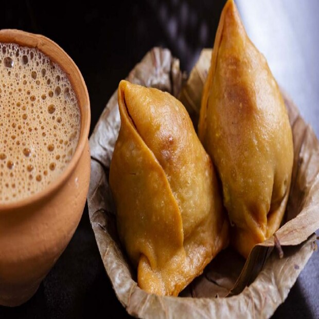 সাধারণত ১০ টাকার কম দামে সিঙাড়া আজকাল মেলেই না কোথাও। তাই এই দোকানের সিঙাড়ার দাম শুনে লোকেরা রসিকতা করে বলেন, দোকানদার নেহাতই বোকা!