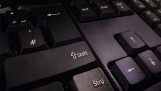 কম্পিউটার বা ল্যাপটপের কি-বোর্ডে দু’টি Shift বোতাম থাকে দু’জায়গায়