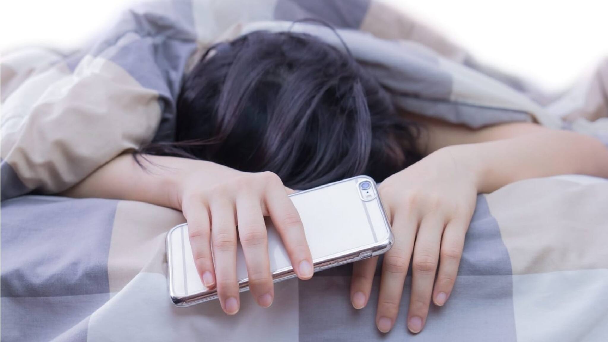 Sleeping With Phone: বালিশের নিচে ফোন রেখে ঘুমান? অজান্তে ভয়ঙ্কর মারণ রোগ ডেকে আনছেন