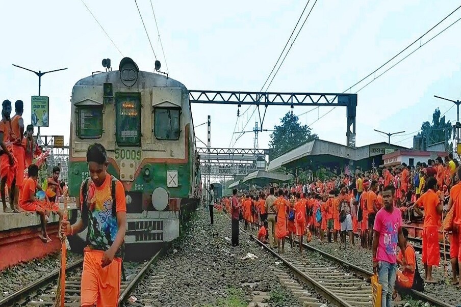  তারকেশ্বর: রেল যাত্রীদের স্বাচ্ছন্দ্য ও সুযোগ-সুবিধা বাড়াতে নয়া উদ্যোগ রেলের। যার মাধ্যমে উপকৃত হবেন এ রাজ্যের বিপুল সংখ্যক রেলযাত্রী। ঢেলে সাজানো হবে পশ্চিমবঙ্গের একাধিক রেল স্টেশন। ‘অমৃত ভারত স্টেশন স্কিম’-এর আওতায় রাজ্যের ৯৪টি স্টেশনকে আধুনিকীকরণ ও সুযোগ-সুবিধা বৃদ্ধির আওতায় আনছে ভারতীয় রেল।