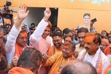টেনশন দিয়ে শুরু সকাল, মিষ্টিমুখ দিয়ে শেষ! পার্টি অফিসে আবির খেলায় মাতলেন মানিক