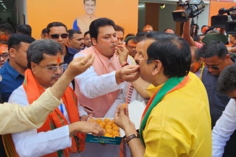 পরে বিজেপির নির্বাচনী কার্যালয়েও খুশি খুশি চেহারায় দেখা গেল মানিক সাহাকে। প্রাক্তন মুখ্যমন্ত্রী বিপ্লব দেব ও বিজেপি নেতা সম্বিত পাত্রকে সঙ্গে নিয়েই আবির খেলায় মেতে ওঠেন৷ একে অপরকে মিষ্টিমুখও করান৷