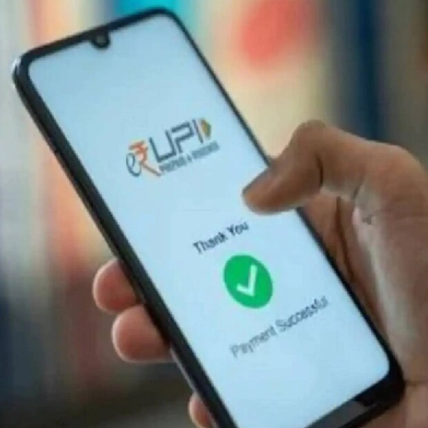 একই ভাবে সন্দেহজনক ফোন কল না ধরাই ভাল। বিশেষত, যে সব কল দেশের বাইরে থেকে আসা কোনও নম্বর দেখাচ্ছে। ধরলেও বুঝে কথা বলতে হবে। কোনও রকম পিন, ওটিপি কোনও ভাবেই শেয়ার করা যাবে না।