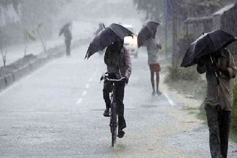 আজ, বৃহস্পতিবার আবহাওয়ার পরিবর্তন হবে বেশ কিছুটা। শুক্রবার রাজ্য জুড়ে ঝড় বৃষ্টির আশঙ্কা। বজ্রপাত, বজ্রবিদ্যুৎ সহ বৃষ্টি, শিলাবৃষ্টির আশঙ্কা। দমকা ঝোড়ো হাওয়া বইতে পারে। শনিবার পর্যন্ত এই পরিস্থিতি থাকবে। আজ দিন ও রাতের তাপমাত্রা বাড়বে। জলীয় বাষ্প থাকায় অস্বস্তিও বাড়বে। বৃহস্পতিবারও বিক্ষিপ্তভাবে ঝড় বৃষ্টির সম্ভাবনা কয়েকটি জেলায়। পশ্চিমের জেলা ও উপকূলের জেলাগুলিতে সম্ভাবনা বেশি। 