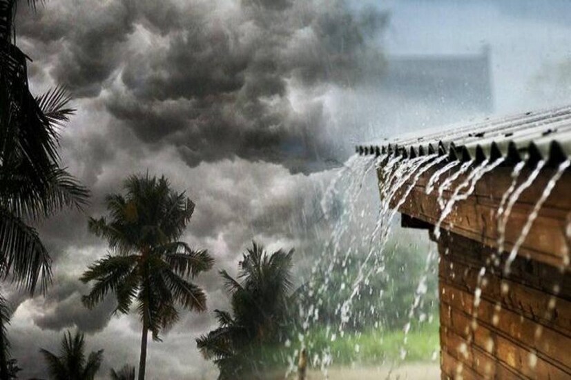 হাওয়া অফিস সূত্রে জানা গিয়েছিল, বুধবার থেকে পরিবর্তন হতে পারে আবহাওয়ার। দক্ষিণবঙ্গে আবহাওয়ার পরিবর্তন হলেও উত্তরবঙ্গের বৃষ্টিপাতের সম্ভাবনা থাকছে। উত্তরবঙ্গের প্রায় সব কটি জেলাতেই বজ্রবিদ্যুৎ সহ হালকা থেকে মাঝারি বৃষ্টিপাতের সম্ভাবনা থাকছে। দক্ষিণবঙ্গের জেলাগুলিতেও বৃষ্টিপাতের সম্ভাবনা থাকছে। (প্রতীকী ছবি: শমিষ্ঠা ব্যানার্জি)