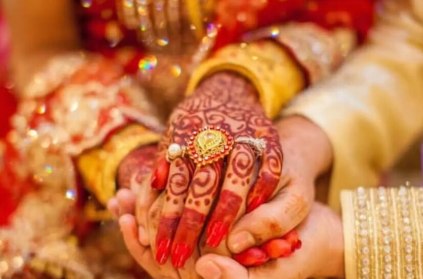 বিভিন্ন গবেষণায় দাবি করা হয়, সঠিক বয়সে বিয়ে করলে নাকি পুরুষের আয়ু বেড়ে যায়। এই আয়ু বাড়ার মানে সুস্থভাবে দীর্ঘ জীবনযাপন করা। অনেকে মনে করেন, পুরুষরা একটু দেরিতে বিয়ে করলেই বোধহয় ভাল। প্রতীকী ছবি।