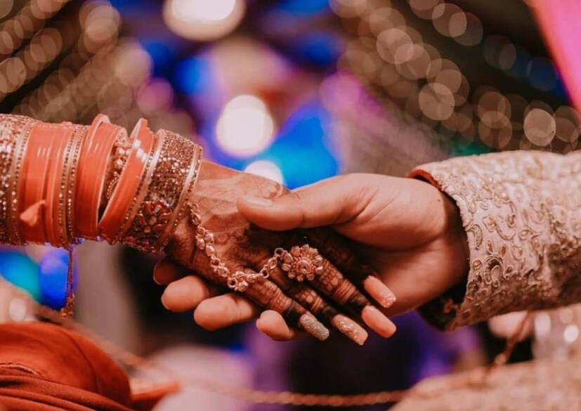  জানা গিয়েছে যে সম্প্রতি মধ্যপ্রদেশের ইনদওরে বিয়েকে কেন্দ্র করে এক প্রতারণার শিকার হয়েছেন জনৈক যুবক। ঘটক মারফত তাঁর বিয়ে ঠিক হয়েছিল। সঙ্গত কারণেই বিয়ে নিয়ে পরিবারে আনন্দ এবং উত্তেজনা ছিল তুঙ্গে। সব রীতি মেনে চলছিল উদ্যোগ-আয়োজন। নববধূকে আশীর্বাদ করার জন্য কেনা হয়েছিল সোনার গয়নাও। তার পর শুভ দিনক্ষণে বিয়ে সম্পন্নও হয়ে যায় প্রথামতো। ঘটককেও বিদায় করা হয় তাঁর প্রাপ্য দক্ষিণা মিটিয়ে।