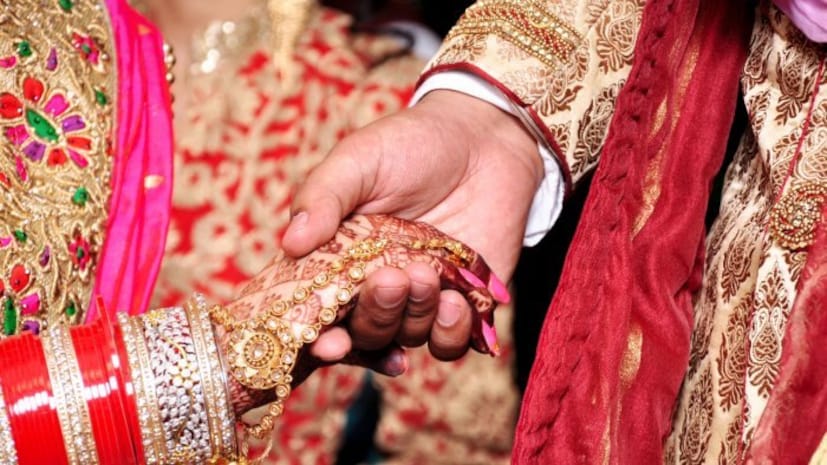 সমীক্ষায় অংশ নেওয়া নারীদের দাবি, পুরুষের যদি জিম-করা টানটান চাবুকের মতো ফিগার হয়, তাহলে তাঁদের খাবার নিয়ে হাজারও ঝামেলা থাকে। ডায়েটিং ও স্বাস্থ্যসম্মত খাবার খাওয়ার চক্করে খাওয়াদাওয়ার অর্ধেক আনন্দই মাটি হয়। সদ্যবিবাহিত মেয়েরাও আর মনের সুখে বরের জন্য ঝোল-ঝাল-অম্বল রাঁধতে পারেন না! কাজেই, অল্প মোটা পুরুষই ভাল।
