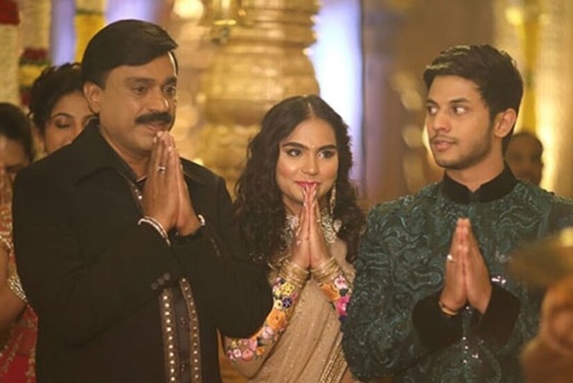 তবে রেড্ডি-কন্যার বিয়ের এই বিপুল খরচ নিয়ে অবশ্য ব্যাপক বিতর্ক হয়েছিল। বিরোধীদের তোপের মুখেও পড়তে হয়েছিল তাঁকে। আসলে সেই সময় জনার্দন রেড্ডি ছিলেন কর্ণাটকের বিজেপি সরকারের মন্ত্রী। ফলে কংগ্রেস-সহ বিরোধী দলগুলি এই বিষয়টাকে নিয়ে বেশ জলঘোলা করেছিল। এমনকী সংসদেও মায়াবতী-সহ আরও কয়েকজন নেতা প্রশ্ন তোলেন যে, মেয়ের বিয়েতে খরচ করার মতো ৫০০ কোটি টাকা কোথায় পেয়েছিলেন রেড্ডি- কারণ তিনি এর আগে খনি কেলেঙ্কারিতে জেলও খেটেছিলেন!