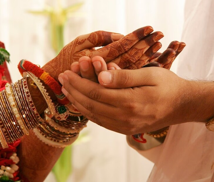 পৌরাণিক কাহিনি থেকে জানা যায় যে, ভগবান শ্রীকৃষ্ণকে পাওয়ার জন্য গোপীরা নবরাত্রির সময় যমুনার তীরে মা কাত্যায়ণীর পূজা করেছিলেন। আর তাঁদের ইচ্ছায় ভগবান শ্রীকৃষ্ণ একটি রাস রচনা করেছিলেন। তাই বলা হয় যে, যদি কারও বিবাহে বিলম্ব হয়, তাহলে নবরাত্রির সময়ে বিধি-আচার মেনে মা কাত্যায়ণীর পূজা করতে হবে। যার ফলে সমস্ত বাধা-বিপত্তির অবসান ঘটবে।