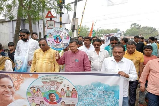 স্কুল পরিদর্শনে মন্ত্রী
