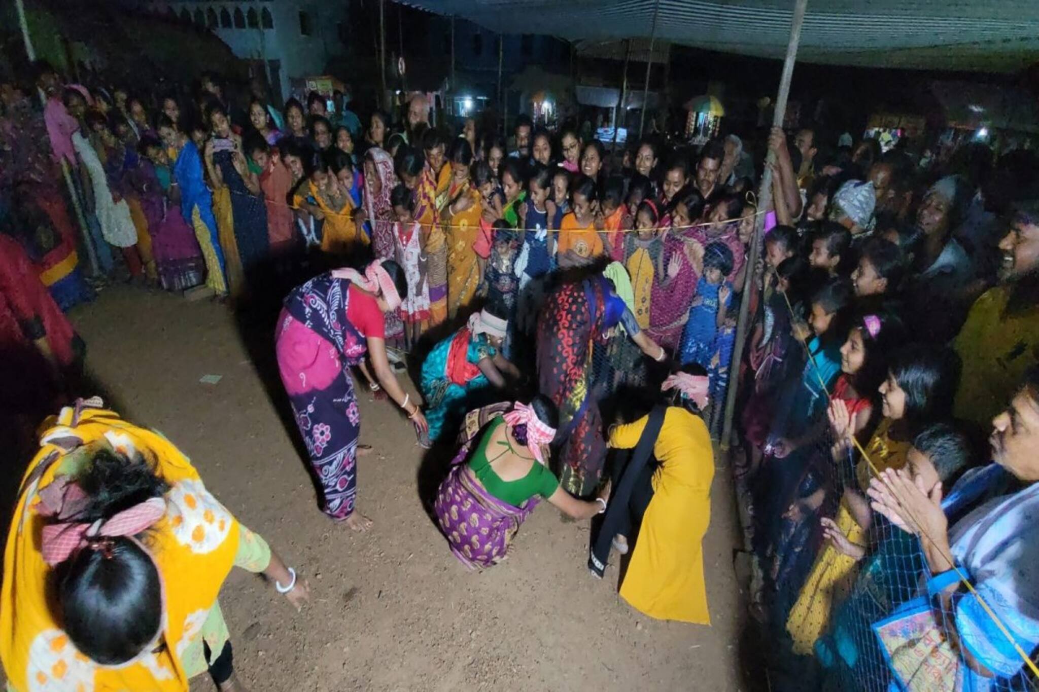 দোল উৎসবে হয় এক অদ্ভূত প্রতিযোগিতা, শুনলে হাঁ হয়ে যাবেন সকলেই