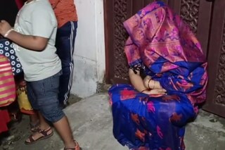 স্বামীর দ্বিতীয় বিয়ের খবর পেয়েই শ্বশুরবাড়ির সামনে ধর্নায় বসলেন স্ত্রী