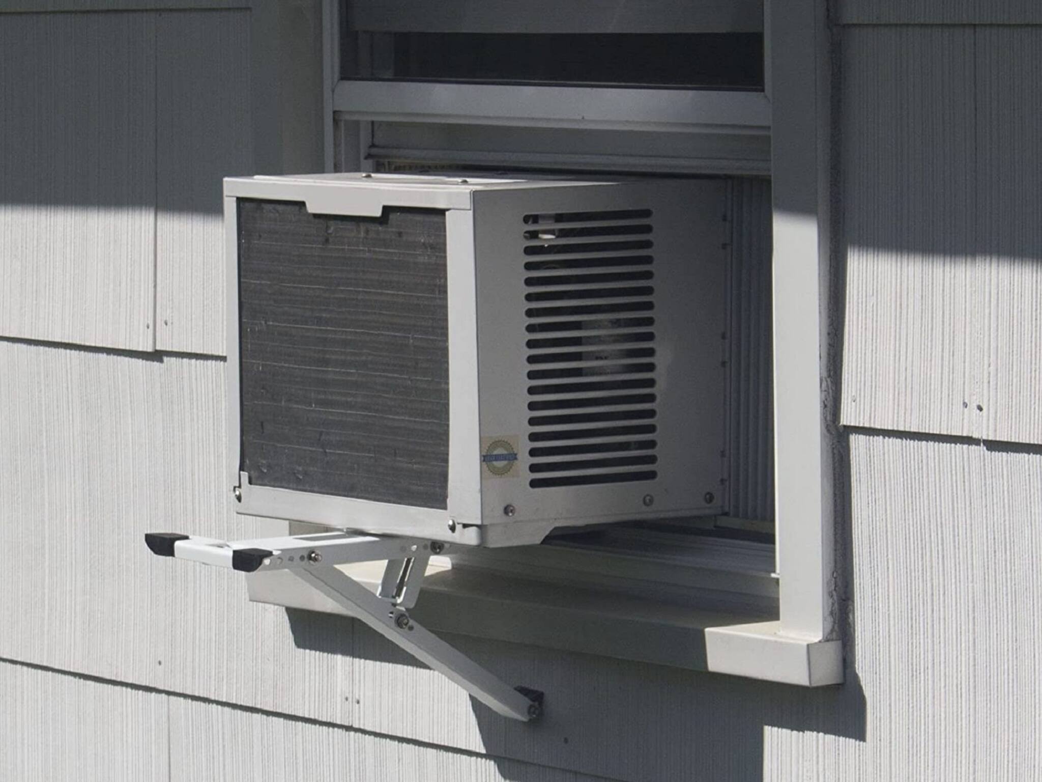 Window AC ঘরের বাইরের দিকে কেন কাত করে রাখা হয়? কারণ জানলে চমকে যাবেন