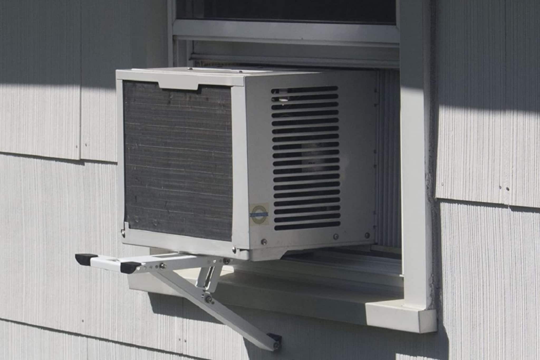 Window AC ঘরের বাইরের দিকে কেন কাত করে রাখা হয়? কারণ জানলে চমকে যাবেন