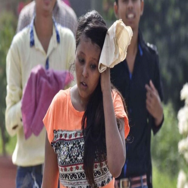 বাংলার ৬ থেকে ৭ জেলায় স্বাভাবিকের থেকে ৫ ডিগ্রি বা তারও বেশি থাকতে পারে তাপমাত্রা। ১৫ এপ্রিল পর্যন্ত বৃষ্টির সম্ভাবনা প্রায় নেই বললেই চলে। দক্ষিণবঙ্গের দু এক জেলায় খুব সামান্য সম্ভাবনা ছিটে-ফোঁটা বৃষ্টি হতে পারে।