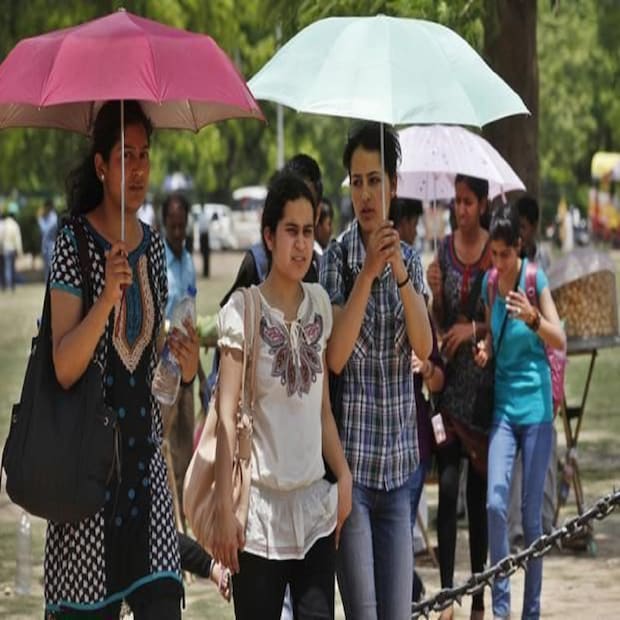 দক্ষিণবঙ্গে আবহাওয়ার পরিবর্তন। আগামিকাল থেকে পুরোপুরি শুষ্ক আবহাওয়া। দিনের তাপমাত্রা ক্রমশ বাড়বে। আগামী তিন-চার দিনে, দিন ও রাতের তাপমাত্রা দুই থেকে চার ডিগ্রি পর্যন্ত বাড়তে পারে। রবিবার বিক্ষিপ্তভাবে আংশিক মেঘলা আকাশ। উত্তর ও দক্ষিণ ২৪ পরগনা এবং পূর্ব মেদিনীপুরের মতো উপকূলের জেলাগুলিতে দু-এক জায়গায় বজ্রবিদ্যুৎ-সহ হালকা থেকে মাঝারি বৃষ্টির সম্ভাবনা। 