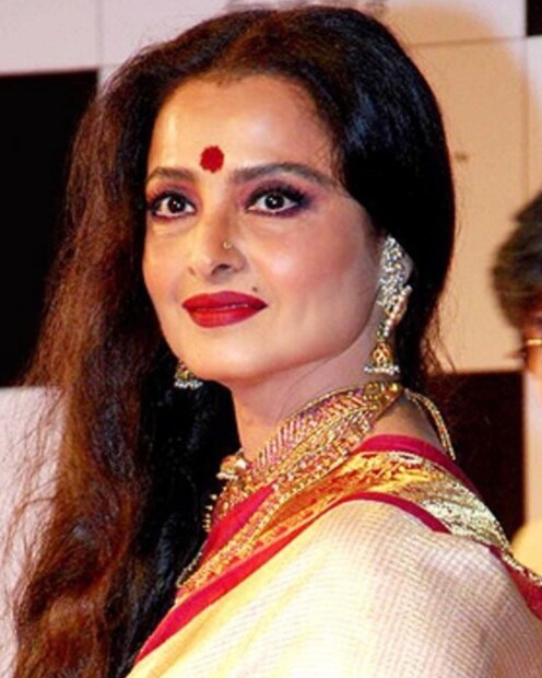 কিন্তু মুকেশের মৃত্যুর পরেও রেখা সিঁদুর পরতেন বরাবর। খাতায় কলমে তিনি হিন্দু সমাজ ও সামাজিকতার বিচারে একজন বিধবা হলেও আজও সিঁদুর পরেন অভিনেত্রী। গ্ল্যামার কুইন তবে কার নাম সিঁথি রাঙান? এ এক রহস্য বটে।