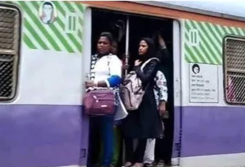 অনেক ক্ষেত্রে লোকাল ট্রেনে মহিলাদের কামরার বাইরেও গ্রে বা সবুজ রঙের দাগ থাকে। 