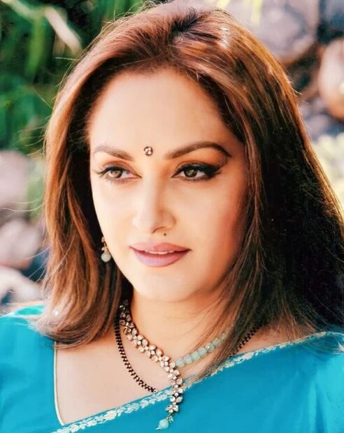 তখন জয়ার বয়স ১৪ বছর। তখনই তাঁর কাছে আসে রুপোলি পর্দায় হাজির হওয়ার প্রথম সুযোগ। অভিনেতা প্রভাকর রেড্ডি তাঁর নতুন নাম রাখলেন। নাম হল জয়া প্রদা। তেলুগু ফিল্ম 'ভূমি কোসাম'-এ ৩ মিনিটের একটি গানে সুযোগ দেওয়া হল তাঁকে। সেই শুরু। কিন্তু, তেলুগু ফিল্ম ইন্ডাস্ট্রিতে আত্মপ্রকাশ করলেও, জয়া ৮টি ভাষায় প্রায় ৩০০টি ছবিতে কাজ করেছেন। (ছবির ক্রেডিট: Instagram @jayapradaofficial)