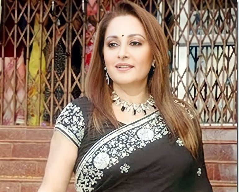 ১৯৬২ সালের ৩ এপ্রিল মধ্যবিত্ত পরিবারে জন্ম। জয়ার বাবা কৃষ্ণা রাও ছিলেন তেলুগু ফিল্মের ফিনান্সার। ছোটবেলায় ডাক্তার হওয়ার স্বপ্ন দেখতেন জয়া। তবে, তাঁর খুব ছোট বয়স থেকেই তাঁকে নাচ এবং গানের ক্লাসে ভর্তি করিয়ে দেন। মাত্র ৭ বছর বয়স থেকেই নাচ ও গানের প্রশিক্ষণ নিতে শুরু করেছিলেন জয়া। (ছবির ক্রেডিট: Instagram @jayapradaofficial)