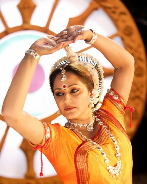 হিন্দি বলতে না পারার কারণে প্রথম দিকের বলিউড কেরিয়ারের বেশ খানিকটা বেগ পেতে হয়েছিল তাঁকে। তাঁর প্রথম হিন্দি ছবি ছিল  ১৯৮২ সালের ছবি 'কামচোর'। 'সংযোগ' সিনেমায় মা ও মেয়ের দ্বৈত চরিত্রে তাঁর অভিনয় সকলকে মুগ্ধ করেছিল। (ছবির ক্রেডিট: Instagram @jayapradaofficial)