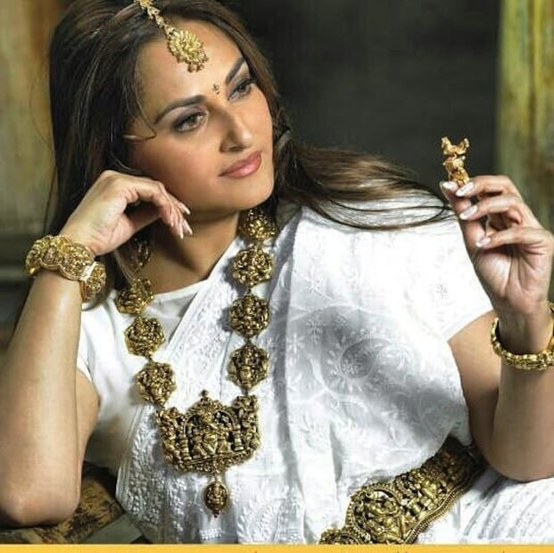 পরিচালক সত্যজিৎ রায়ও একবার জয়া প্রদার সৌন্দর্যের প্রশংসা করেছিলেন। তাঁর মতে, জয়া প্রদাই ছিলেন ভারতীয় চলচ্চিত্রের সবচেয়ে সুন্দরী অভিনেত্রী। জিতেন্দ্রের সঙ্গে জয়ার জুটিও চলচ্চিত্রের পর্দায় সুপারহিট ছিল। আইএমডিবি রিপোর্ট অনুসারে, তাঁরা ২৫টি ছবিতে একে অপরের বিপরীতে অভিনয় করেছিলেন। যাঁর মধ্যে ১৯টিই ছবি ছিল বক্স অফিস হিট। (ছবির ক্রেডিট: Instagram @jayapradaofficial)