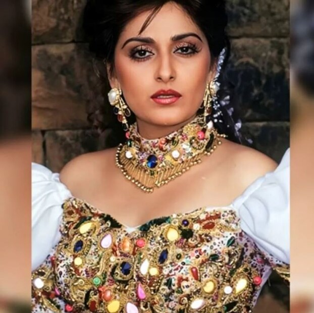 জয়া প্রদা ১৯৮৬ সালে চলচ্চিত্র প্রযোজক শ্রীকান্ত নাহতাকে বিয়ে করেছিলেন, যা নিয়ে বিতর্কও কম হয়নি। কারণ, শ্রীকান্ত আগে থেকেই বিবাহিত ছিলেন। তাঁর প্রথম স্ত্রীয়ের একটি সন্তানও ছিল। রাজনীতির সঙ্গেও এই অভিনেত্রীর সম্পর্ক অনেক পুরনো। প্রথমে তেলেগু দেশম পার্টির সঙ্গে যুক্ত ছিলেন জয়া, পরে সমাজবাদী পার্টিতে যোগ দেন। তিনি ২০১৯ সালে যোগ দেন বিজেপি-তে।