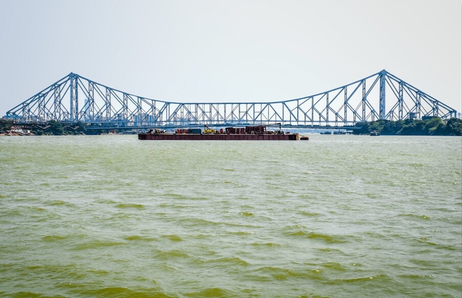  বিশ্বের মানুষের কাছে কলকাতা মানেই হাওড়া ব্রিজ, ভিক্টোরিয়া মেমোরিয়াল। কলকাতার এই ল্যান্ডমার্ক সেতুকে শুধুমাত্র একবার চোখের দেখা দেখতে দেশ বিদেশ থেকে আসেন মানুষ। ১৯৬৫ সালে এই সেতুর নামকরণ করা হয় রবীন্দ্র সেতু নামে। তবে হাওড়া ব্রিজ হিসাবেই এর পরিচিতি দেশ-বিদেশে।
