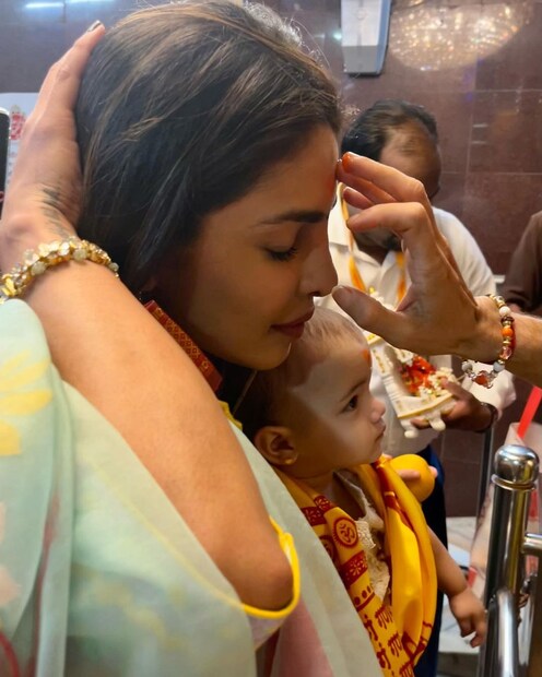 অভিনেত্রীর মা মধু চোপড়ার নিজেই একজন স্ত্রী রোগ বিশেষজ্ঞ, সেক্ষেত্রে মায়ের পরামর্শ মেনেই এই পদক্ষেপ নিয়েছিলেন অভিনেত্রী।